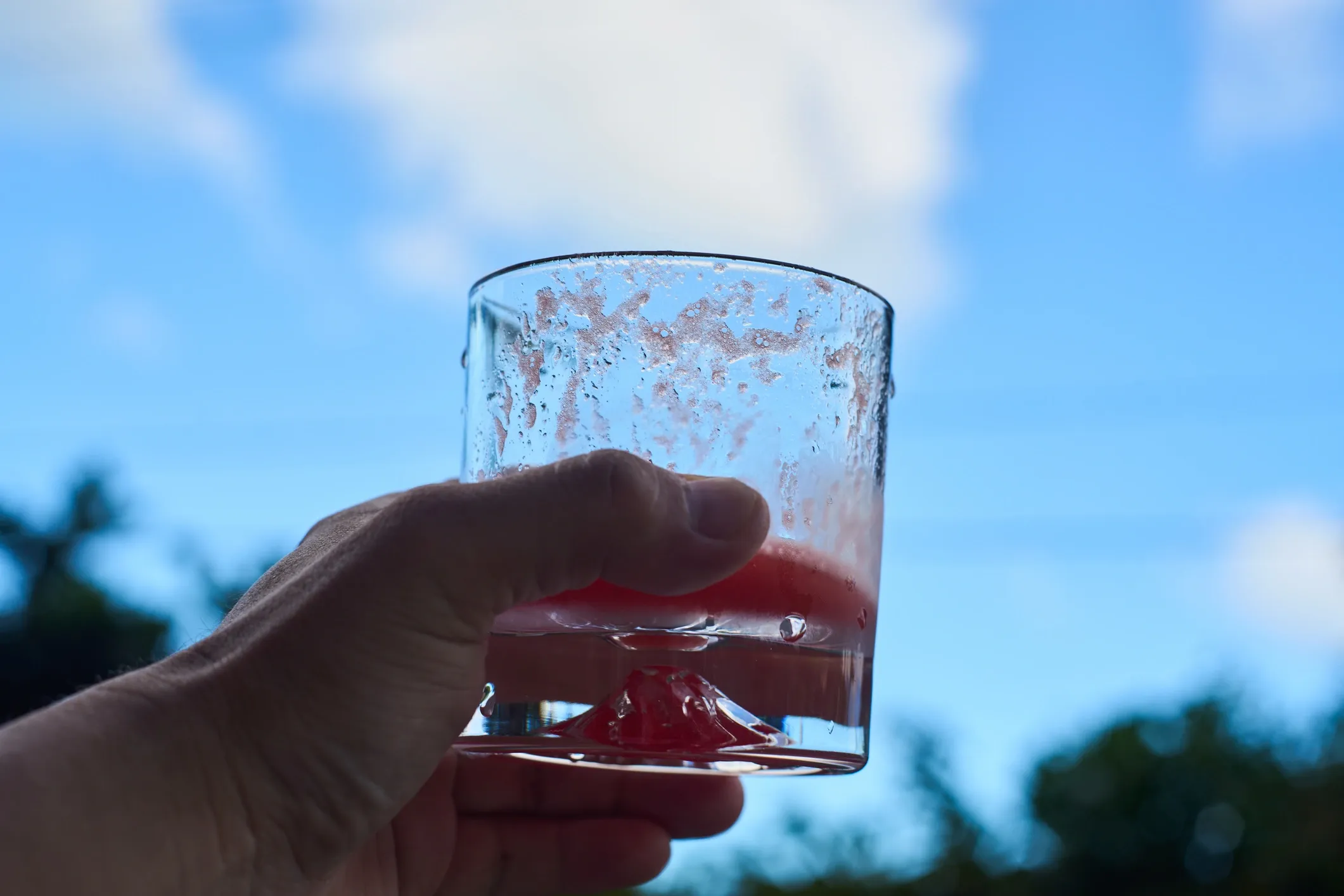 Fivora effervescent tablet dissolving in sparkling water